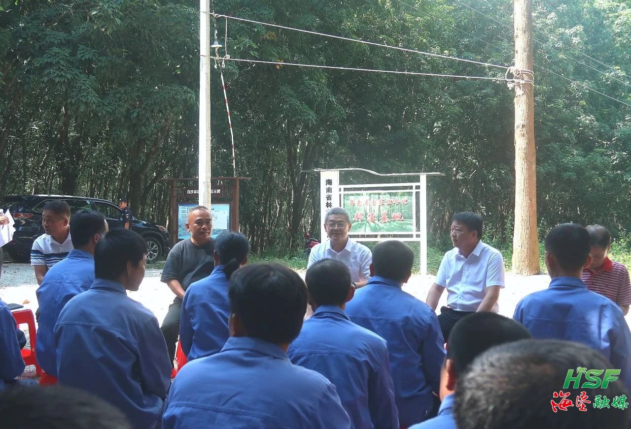 艾轶伦一行人在新澳门六合彩官网
邦溪分公司邦溪派驻组十六队胶林里与胶工座谈